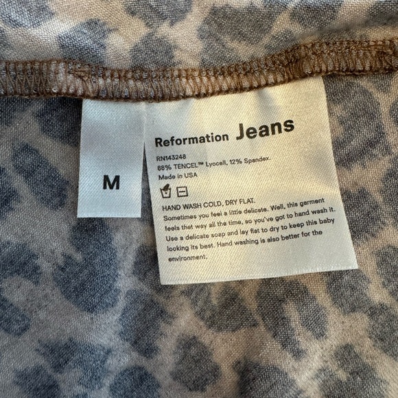 Reformation Mary dress in medium leopard print, has pockets - Picture 5 of 5